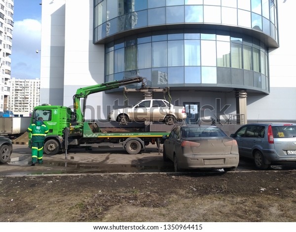 Evacuation of the car. The tow truck\
lifted and loads the car on a platform. Moscow\
03/25/2019