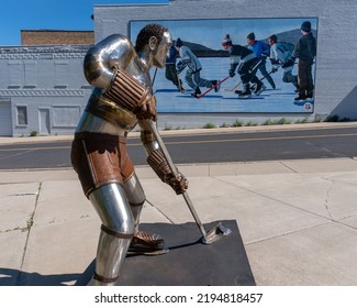 Eveleth, Minnesota -2022: Metal Statue Of John Mariucci, Godfather Of Minnesota Hockey In Hockey Plaza In Town Nicknamed Hockeytown USA. Mural Of Pond Hockey Or Shinny.