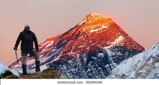 Evening colored view of Mount Everest from Gokyo valley with tourist on the way to Everest base camp, Sagarmatha national park, Khumbu valley, Khumbu valley, Sagarmatha national park, Nepal 