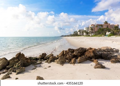 Evening Light At The Beach In Naples, Florida. Idyllic Spot Of The Beach In This Family Vacation And Relax Spot. White Sand And Calm Water.