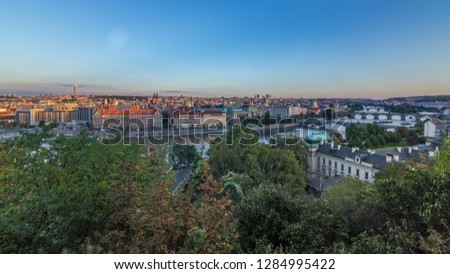 Moldau mit ihren Brücken und der Stadt Prag