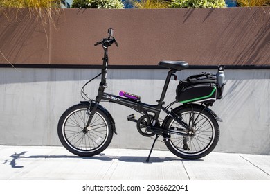 Everett, WA - USA 08-28-2021: Zizzo Folding Bike With Lock, Trunk Bag And Go Pro Camera In Downtown