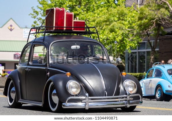 Everett,\
Washington, USA, May 30, 2018. luggage on the roof of an old VW\
Bug. Car doing the Crusin Colby\
event.