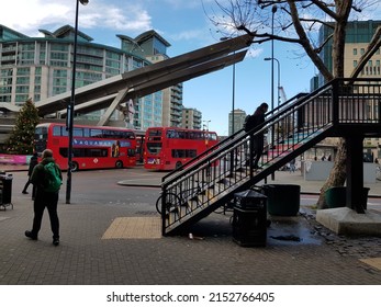 Everyday People. Street Life. Rush Hour. 12. 19. 2018 London , UK