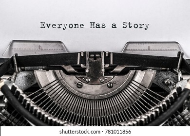 Jeder hat eine Geschichte geschrieben Wörter auf einer Vintage Schreibmaschine. Nahaufnahme