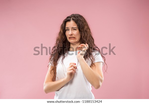 エウ 気持ち悪い 嫌な顔をした若い女性が何かを嫌がる 嫌悪のコンセプト 若い感情的な女性 人間の感情 表情のコンセプト スタジオ トレンディピンクの色に分離 の写真素材 今すぐ編集