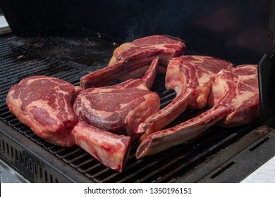 The exact definition is Ribeye Tomahawk but it is nothing but rib of beef with a curious peculiarity its shape resembles the Native American called tomahawk thanks to the long bone that is left intact