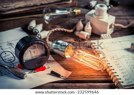 Examination of current and light bulbs in physics laboratory