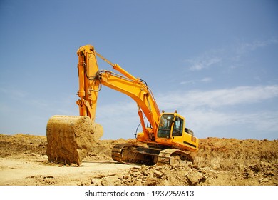 Excavator excavation work. The work of construction equipment in the production of earthworks