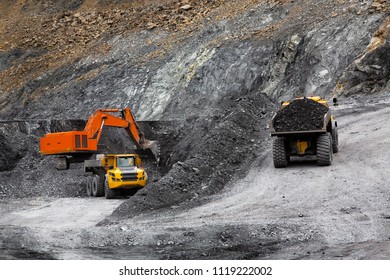 171 Articulated Dump Track Images, Stock Photos & Vectors 