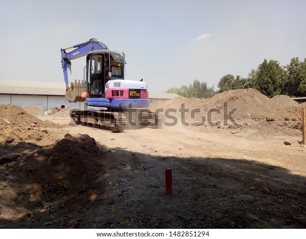 The excavator is ready to dig a hole in mojosari\
(mojosari, 20 august 2019)