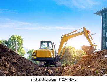 Bagger graben Erde auf der Baustelle aus