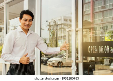 Excellent Service Quality Hotel Reception Concept : Handsome Receptionist Stands And Greets You With A Friendly Personality And Is Ready To Serve You.