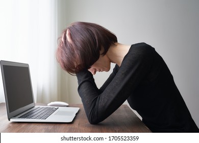 Excess Information. Difficult Situation, Problems. Anxiety, Stress, Depression, Loss Of Cortrol. Woman Clasped Head In Hands. Throbbing Splitting Headache. Overwork, Work Too Hard