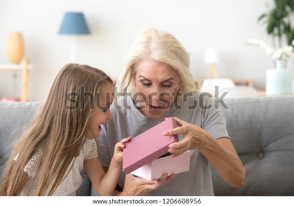 Grand Fille Grand Fille Grand Cadeau D Anniversaire Grand Mere Photo De Stock Modifier Maintenant