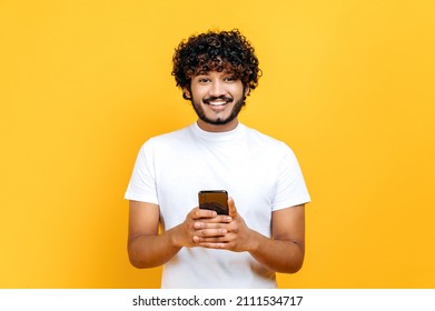 4,116 Indian guy using phone Images, Stock Photos & Vectors | Shutterstock