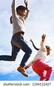 Jump very high. Подбрасывает ребенка. Ребенка подбрасывают в воздух. Отец подбрасывает ребенка. Ребенок на руках.