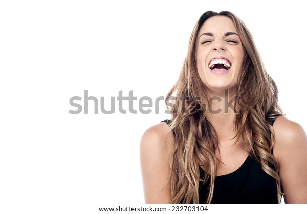 興奮したきれいな女性が大笑いする の写真素材 今すぐ編集
