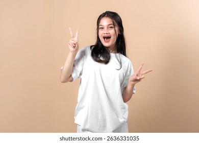 Mujer asiática joven emocionada