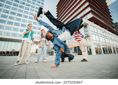 Escena de breakdance emocionante con artistas talentosos que demuestran sus habilidades de baile HipHop con movimientos energéticos y expresiones apasionadas que cautivan a su audiencia en una ciudad Urbana. Alta