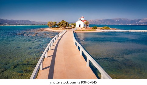 エラフォニソス港の聖スピリドン教会の素晴らしい夏の眺め。地中海の魅力的な朝の海原。ヨーロッパ、ギリシャ、エラフォニソス島の完璧な野外シーン。