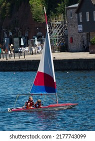 Exeter, Uk. July 11th 2022. Teenagers Messing About On The Water. Exeter Quay, Groups Of Teenagers Learning To Sail On Topper Sail Boats And Having Summer Fun With Their Friends. Some Close Up Shots