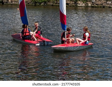 Exeter, Uk. July 11th 2022. Teenagers Messing About On The Water. Exeter Quay, Groups Of Teenagers Learning To Sail On Topper Sail Boats And Having Summer Fun With Their Friends. Some Close Up Shots