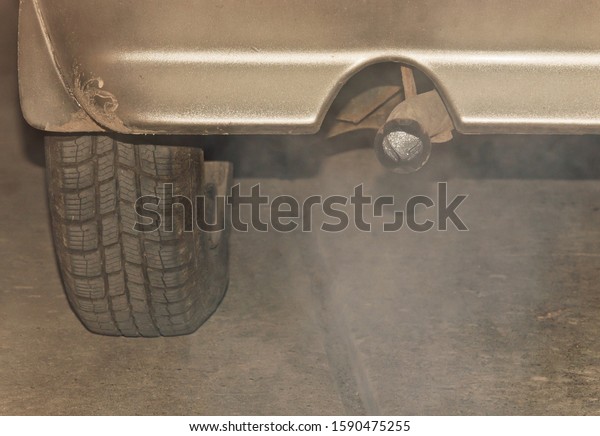 Exhaust pipe in the car. Exhaust fumes,\
environmental pollution. Global\
warming.