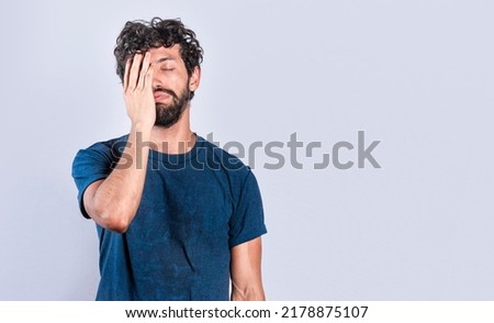 Exhausted person putting the palm of his hand on his face. Tired and exhausted man covering his face with the palm of his hand, Concept of a bored and tired man Foto stock © 