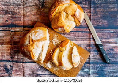 Exhibition of rustic bread sliced on a table.