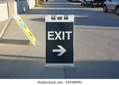 10,385 Car Exit Sign Images, Stock Photos & Vectors 