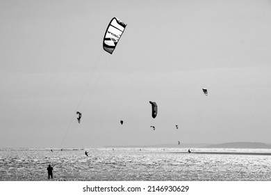 Exmouth, UK - March 22 2022: Kite Surfers On The Beach At Exmouth