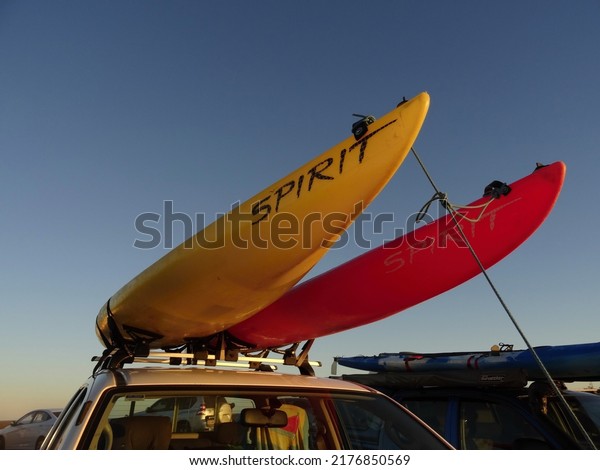 EXMOUTH, WESTERN\
AUSTRALIA - JULY 7, 2018: Two kayaks attached to the racks on the\
car roof in Western\
Australia