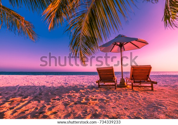 背景にカラフルな風景 または壁紙用のエキゾチックな熱帯の海岸の夕日 椅子と柔らかい砂のあるロマンチックなビーチシーン 夏休みの行楽地の観光デザインのコンセプト の写真素材 今すぐ編集