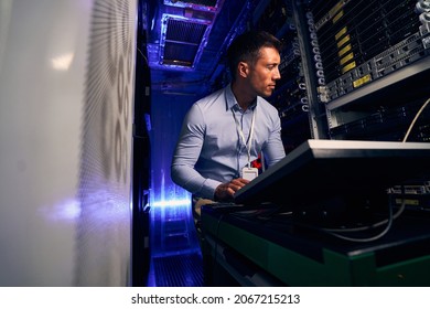 Expert engineer focused on setting up server hardware