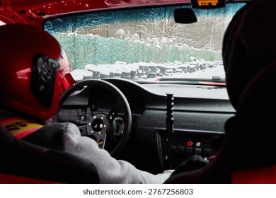 Expert handling during sharp winter turn with utmost focus