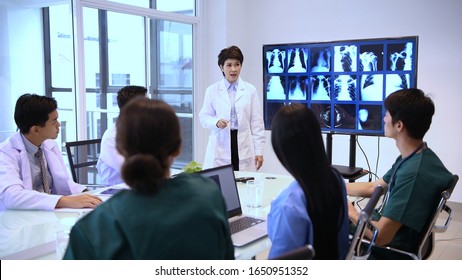 The Experts Are Teaching Medical Students In The Meeting Room.