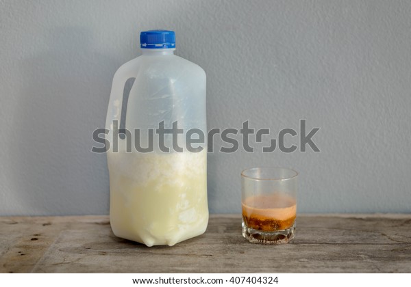 Suchen Sie Nach Abgelaufene Verdorbene Milch In Der Flasche Stockbildern In Hd Und Millionen Weiteren Lizenzfreien Stockfotos Illustrationen Und Vektorgrafiken In Der Shutterstock Kollektion Jeden Tag Werden Tausende Neue Hochwertige Bilder