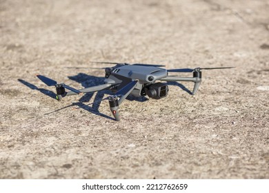 explorar drones de consumo con una única pantalla tele y planear tomas con fondo de hormigón gris