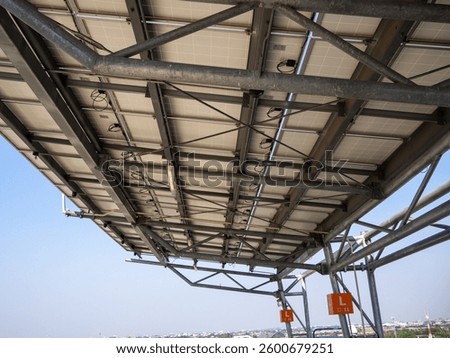 Explore the innovative solar panel setup an urban rooftop showcasing energy efficiency and sustainability.