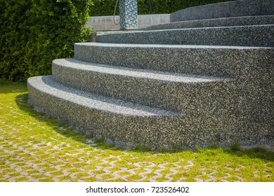 Exposed Aggregate Step To The Pool