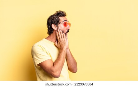 ausdrucksstarker verrückter Bärenmann mit Sonnenbrille und Kopienraum auf gelbem Hintergrund