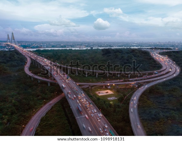 Expressway\
with heavy traffic in the morning. At\
Bangkok