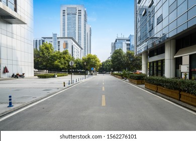 Скоростная автомагистраль и современный городской пейзаж находятся в Чунцине, Китай.