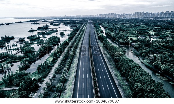 Expressway in Wetland\
Park