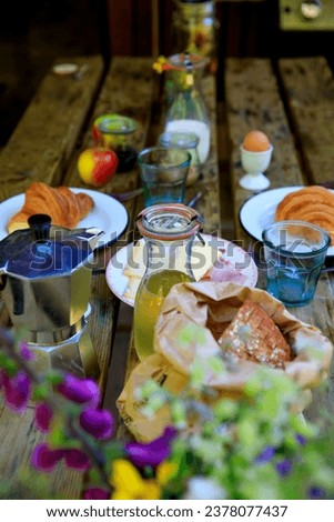 Extensive outside breakfast on a wooden pick nick table