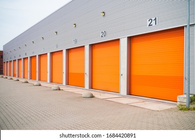 Außeneines Handelslagers mit orangefarbenen Rollentüren