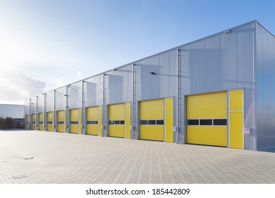 Außeneines Handelslagers mit gelben Rollentüren