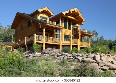 Vue extérieure d'une cabine en bois moderne