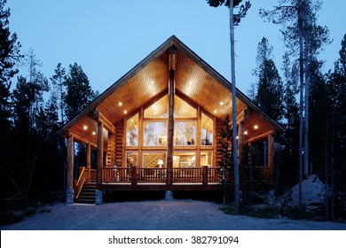 Vue extérieure d'une cabane en bois moderne la nuit.
